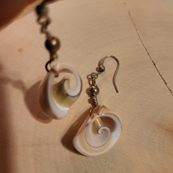 Elegant White Shell Earrings - Picture 1 of 3